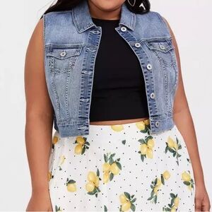 Torrid Medium Wash Cropped Denim Vest Size 1 Stretch Cotton Jean Jacket Pockets